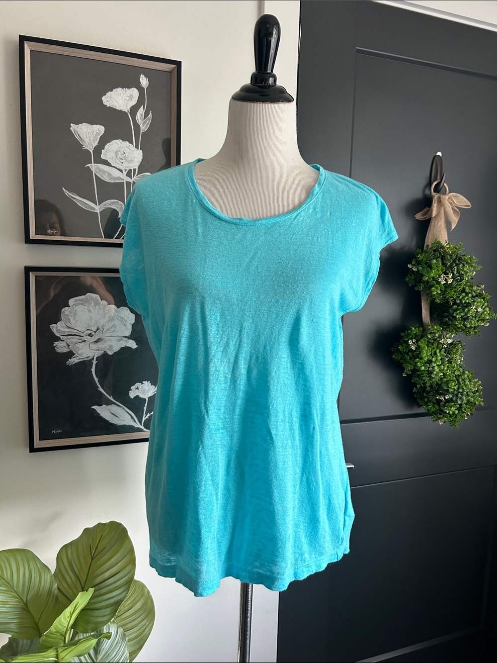 🦋 M baggy button back linen top in lovely turquoise blue